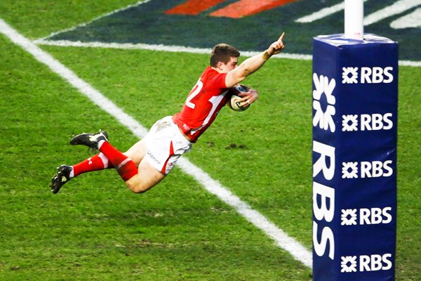 Scott Williams scores for Wales Twickenham 2012