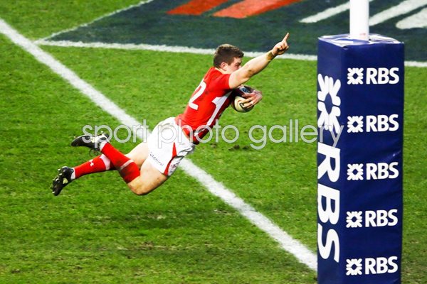 Scott Williams scores for Wales Twickenham 2012
