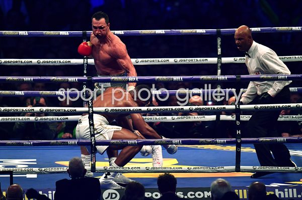 Wladimir Klitxchko knocks down Anthony Joshua Wembley 2017