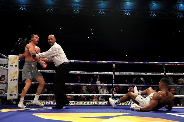 Wladimir Klitxchko knocks down Anthony Joshua Wembley 2017