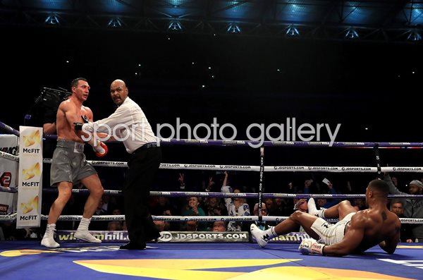Wladimir Klitxchko knocks down Anthony Joshua Wembley 2017