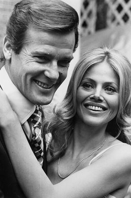 Roger Moore & Britt Ekland James Bond The Man with the Golden Gun 1974