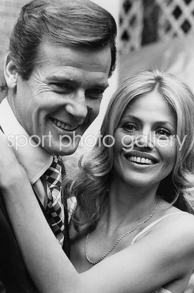 Roger Moore & Britt Ekland James Bond The Man with the Golden Gun 1974
