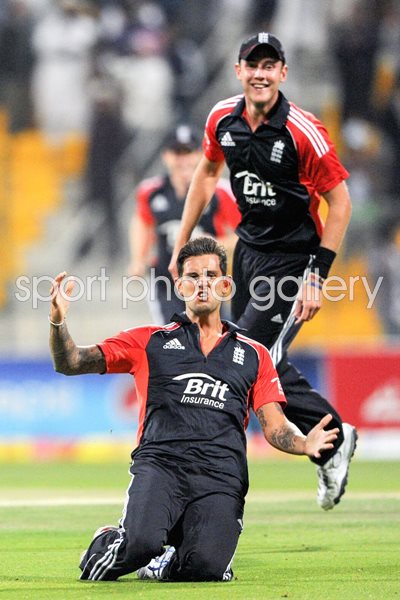Jade Dernbach celebrates T20 series win