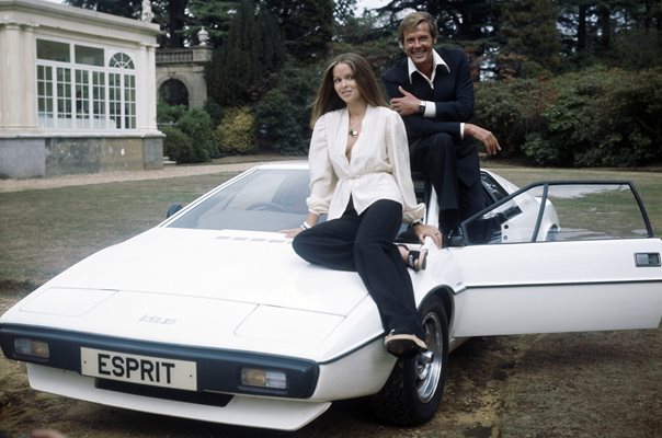 Roger Moore & Barbara Bach James Bond The Spy Who Loved Me 1977