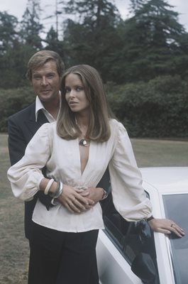 Roger Moore & Barbara Bach James Bond The Spy Who Loved Me 1977