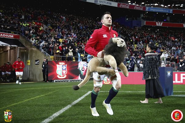 Sam Warburton leads out British & Irish Lions Wellington 2017