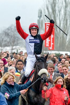 Ruby Walsh wins World Hurdle on Big Buck's 2012