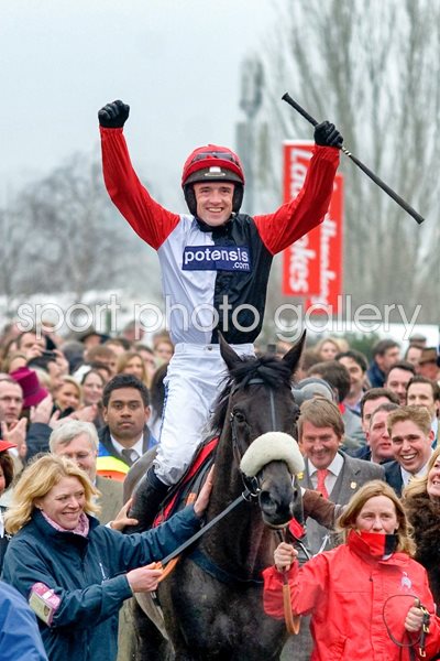 Ruby Walsh wins World Hurdle on Big Buck's 2012