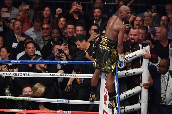 Floyd Mayweather Jr. beats Conor McGregor Las Vegas 2017