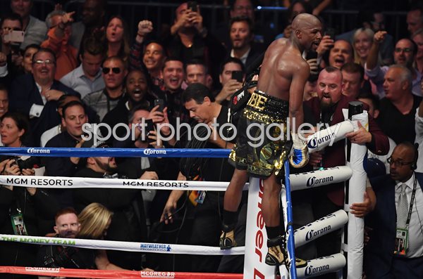 Floyd Mayweather Jr. beats Conor McGregor Las Vegas 2017