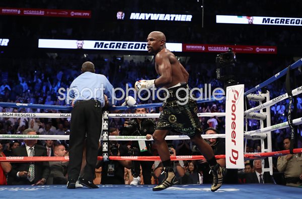 Floyd Mayweather Jr. beats Conor McGregor Las Vegas 2017