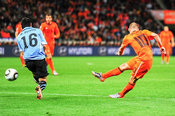 Wesley Sneijder of Holland shoots 