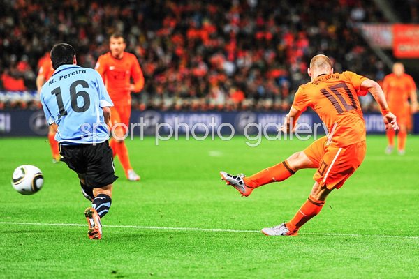 Wesley Sneijder of Holland shoots