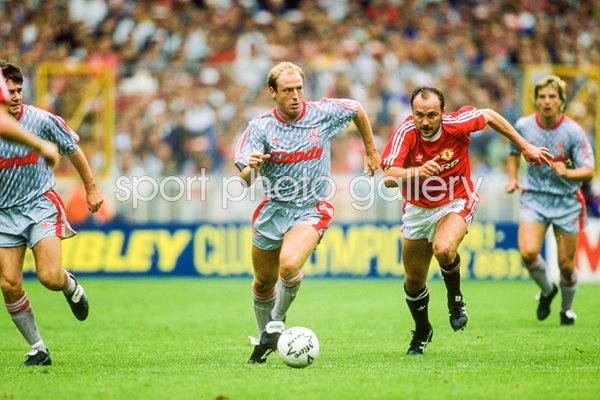 Steve McMahon Liverpool v Michael Phelan Manchester United Wembley 1990