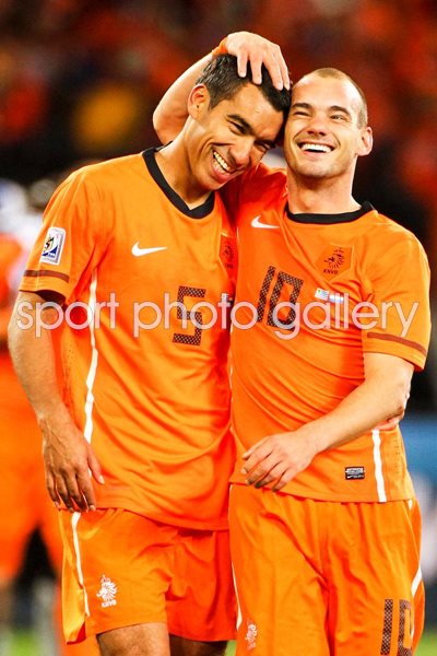 Van Bronckhorst and Sneijder celebrate victory