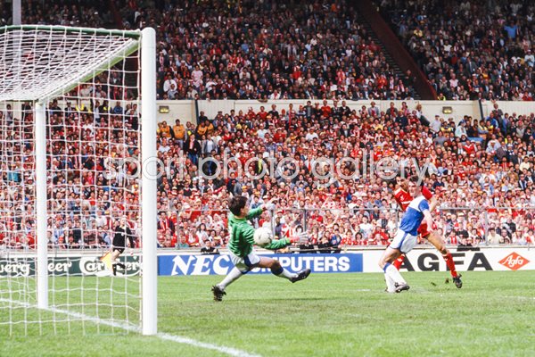 Ian Rush scores Liverpool v Everton 1986 FA Cup Final 