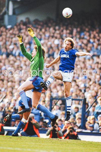 Andy Gray Everton v Phil Parkes West Ham Goodison Park 1985