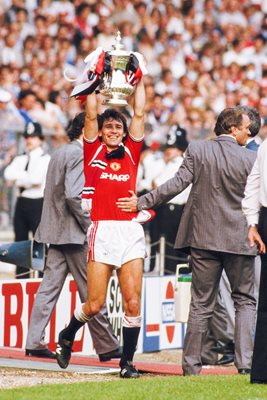 Bryan Robson Manchester United 1985 FA Cup Winners