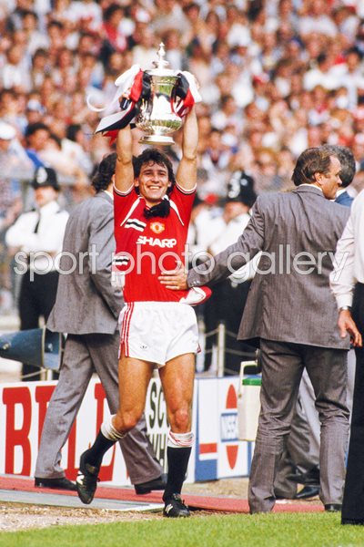 Bryan Robson Manchester United 1985 FA Cup Winners