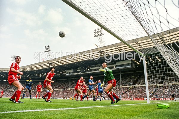 Lawrie Sanchez scores Wimbledon FA Cup winner v Liverpool 1988