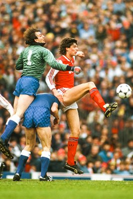 Niall Quinn Arsenal v Everton First Division 1987
