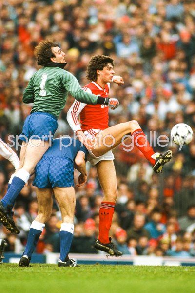 Niall Quinn Arsenal v Everton First Division 1987