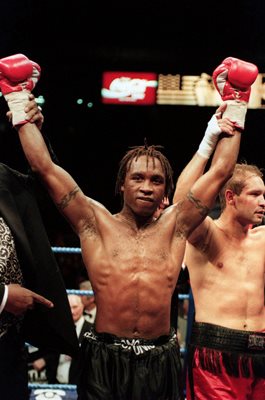 Nigel Benn beats Danny Ray Perez Wembley 995