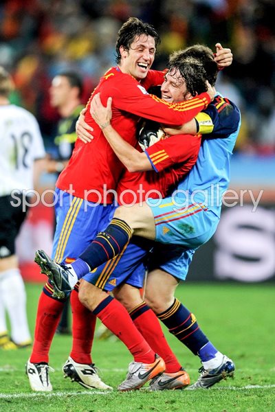 Spain team mates celebrate win against Germany 