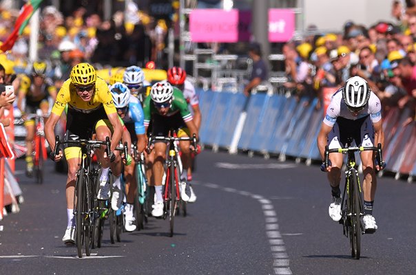 Simon Yates v Chris Froome Sprint Stage 15 Tour de France 2017 