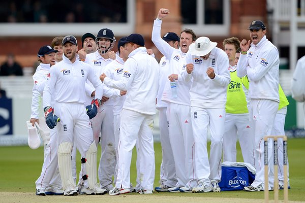 Graeme Swann & England celebrate Lord's 2012