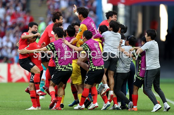 South Korea celebrate win v Germany Group F World Cup 2018