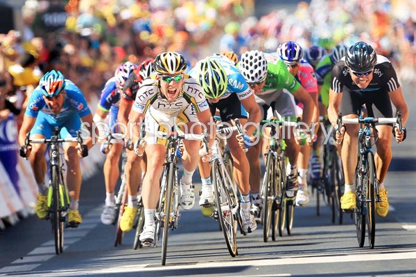 Mark Cavendish sprints to victory - Stage Five