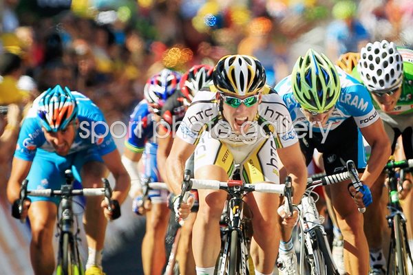 Mark Cavendish wins Stage 5 in Montargis