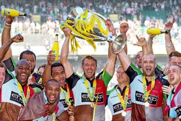 Harlequins captain Chris Robshaw lifts the trophy - Aviva Premiership Final