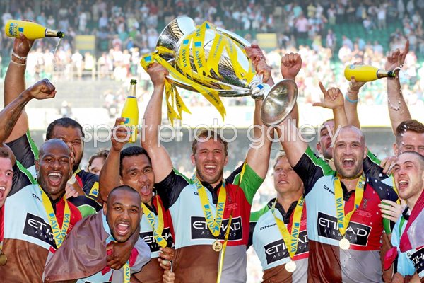 Harlequins captain Chris Robshaw lifts the trophy - Aviva Premiership Final