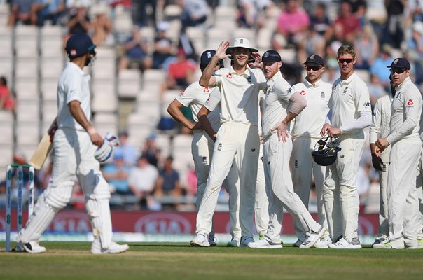 Stuart Broad & England celebrate Virat Kohli wicket 4th Test 2018