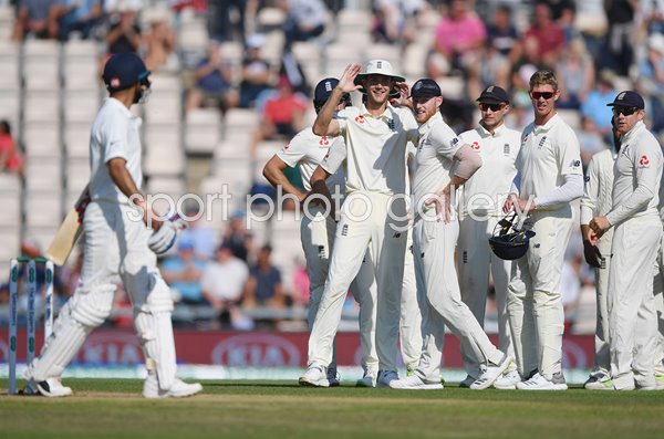 Stuart Broad & England celebrate Virat Kohli wicket 4th Test 2018