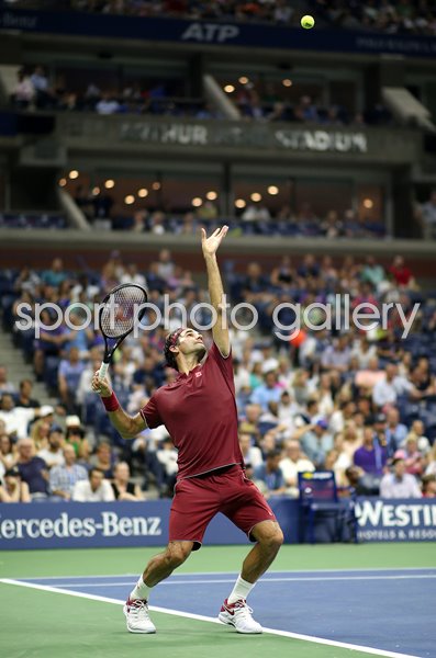 Roger Federer serves US Open New York 2018