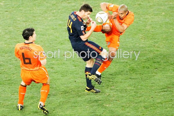 2010 World Cup Final - De Jong tackles Alonso