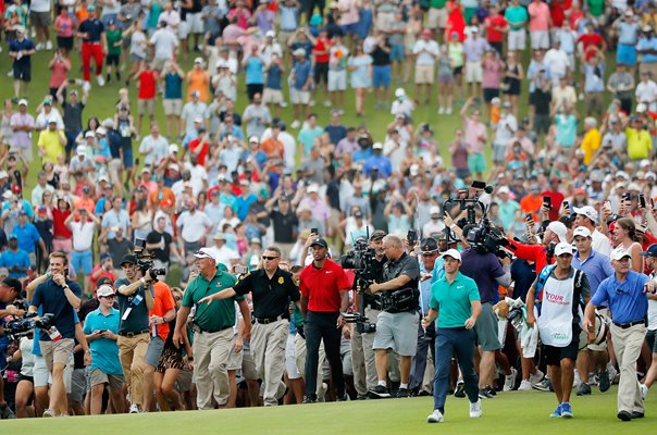 Crowds follow Tiger Woods Final Hole Tour Championship 2018