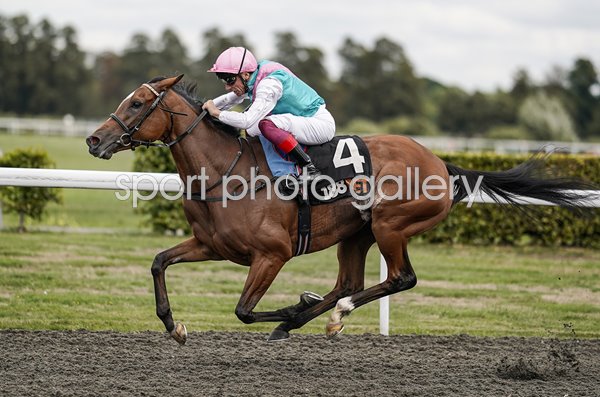 Jockey Frankie Dettori riding Enable Kempton Races 2018