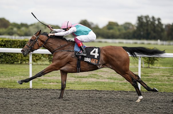 Frankie Dettori riding Enable Kempton Races 2018