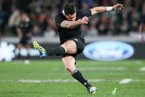 Dan Carter kicks New Zealand v Ireland 2012