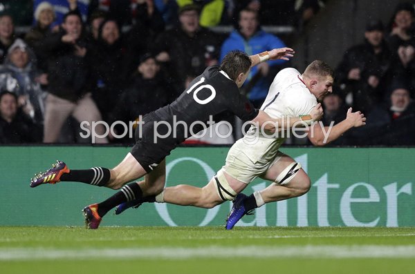 Sam Underhill England v Beauden Barrett New Zealand 2018