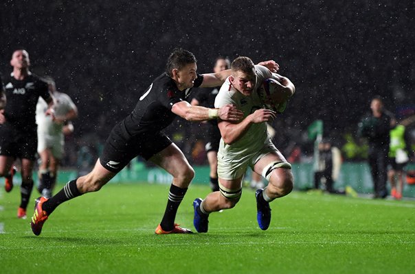 Sam Underhill England v Beauden Barrett New Zealand Twickenham 2018