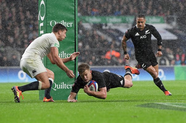 Damian McKenzie New Zealand scores v England Twickenham 2018