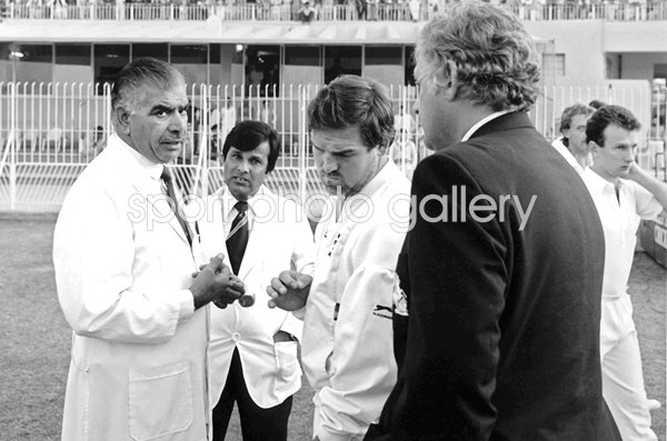Mike Gatting & Pakistan Umpire Shakoor Rana 1987