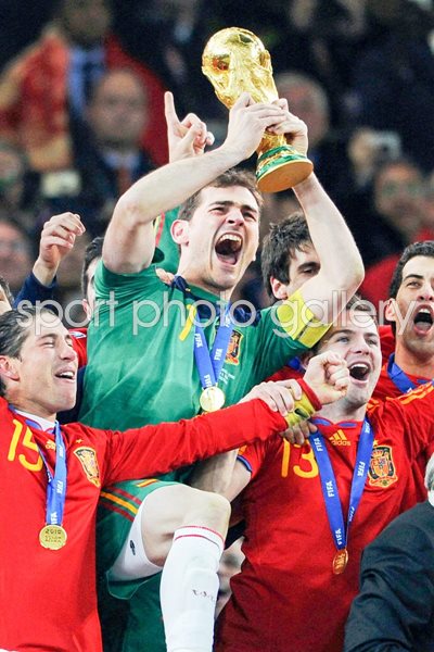 2010 World Cup - Casillas lifts the trophy 