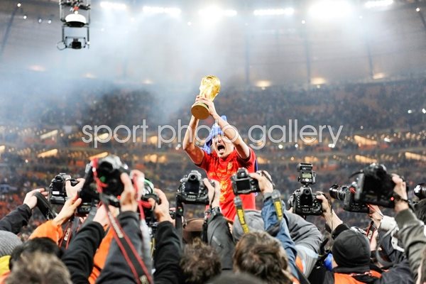 David Villa with the trophy surrounded by paparazzi
